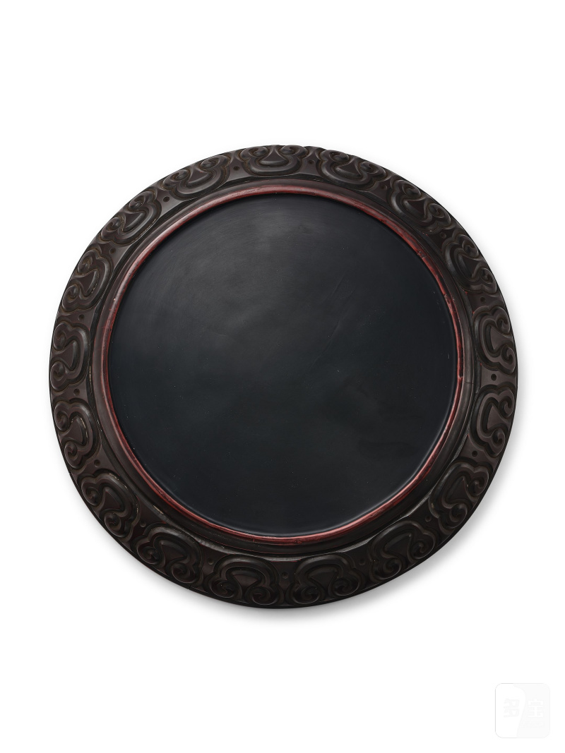 元/明　剔犀黑漆如意雲紋大盤 | A LARGE TIXI CARVED BLACK LACQUER CIRCULAR DISH - 图4